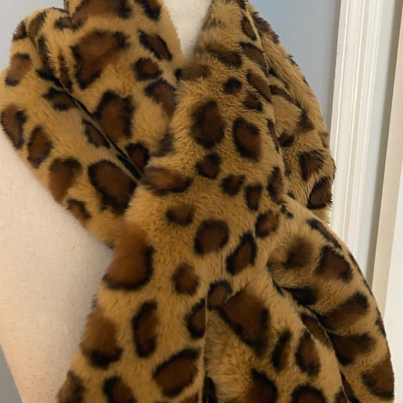 Echo Plush Faux Cheetah Fur Pull Through Plush Scarf - Picture 7 of 8